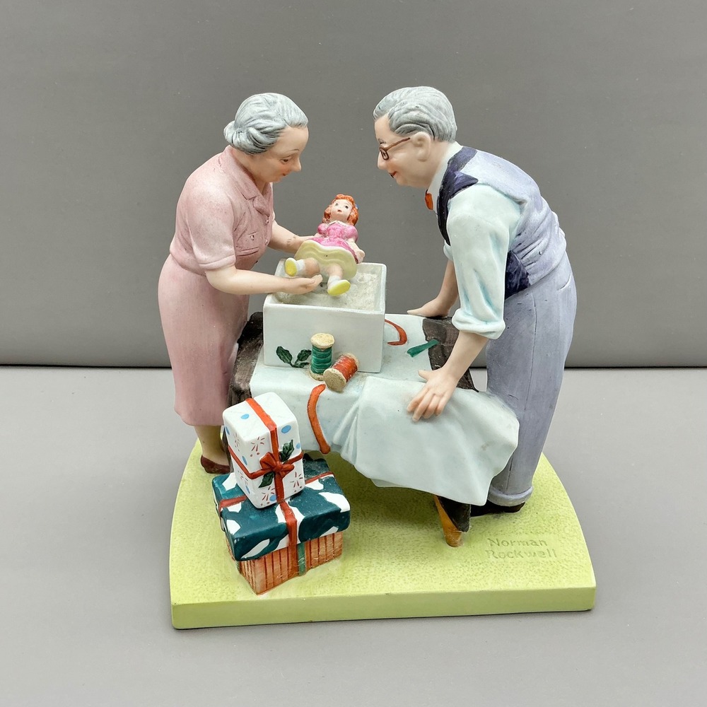 Norman Rockwell Wrapping Christmas Presents Figurine American Family 1980 Japan